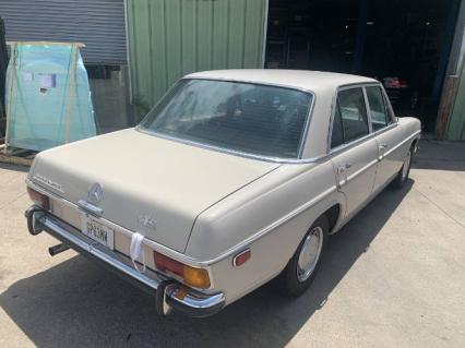 1972 Mercedes Benz 220D
