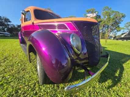 1937 Ford Sedan