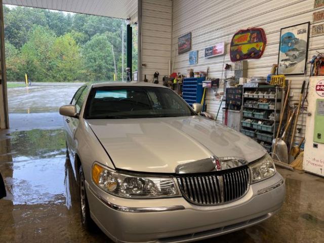 2002 Lincoln Town Car