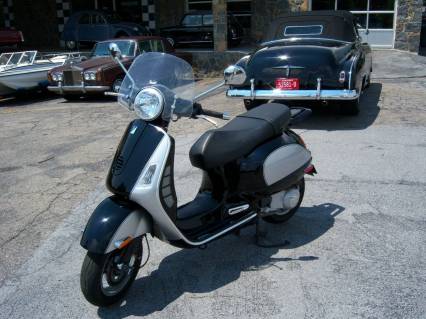 2006 Vespa 200 L Grand Tourismo Scooter Like New